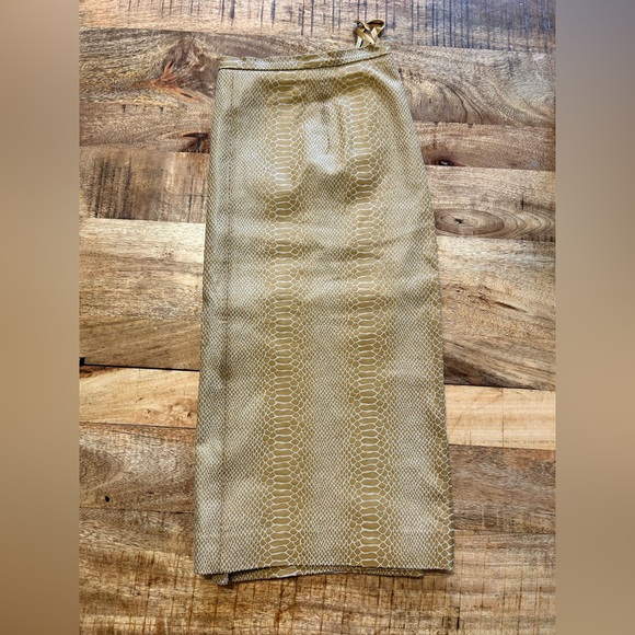 100% leather; Terry Lewis skirt; excellent condition; size 12. - Picture 3 of 6
